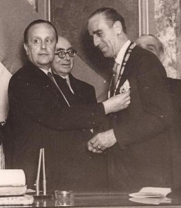 Negri recibe la Cruz de Honor de San Raimundo Peñaflor, de manos de Rafael Núñez Lagos (Madrid, 1947)